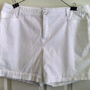 Gloria Vanderbilt Slimming White Cuffed Shorts Size 16P.   A19